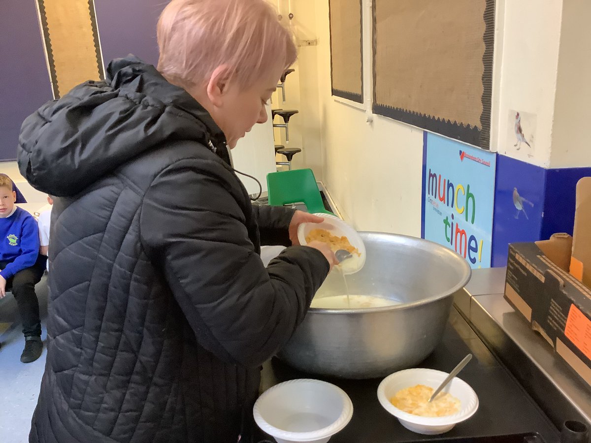 HollyfieldPri's tweet image. And plenty of staff to help with breakfast too. #brilliantstaff #teamHollyfield