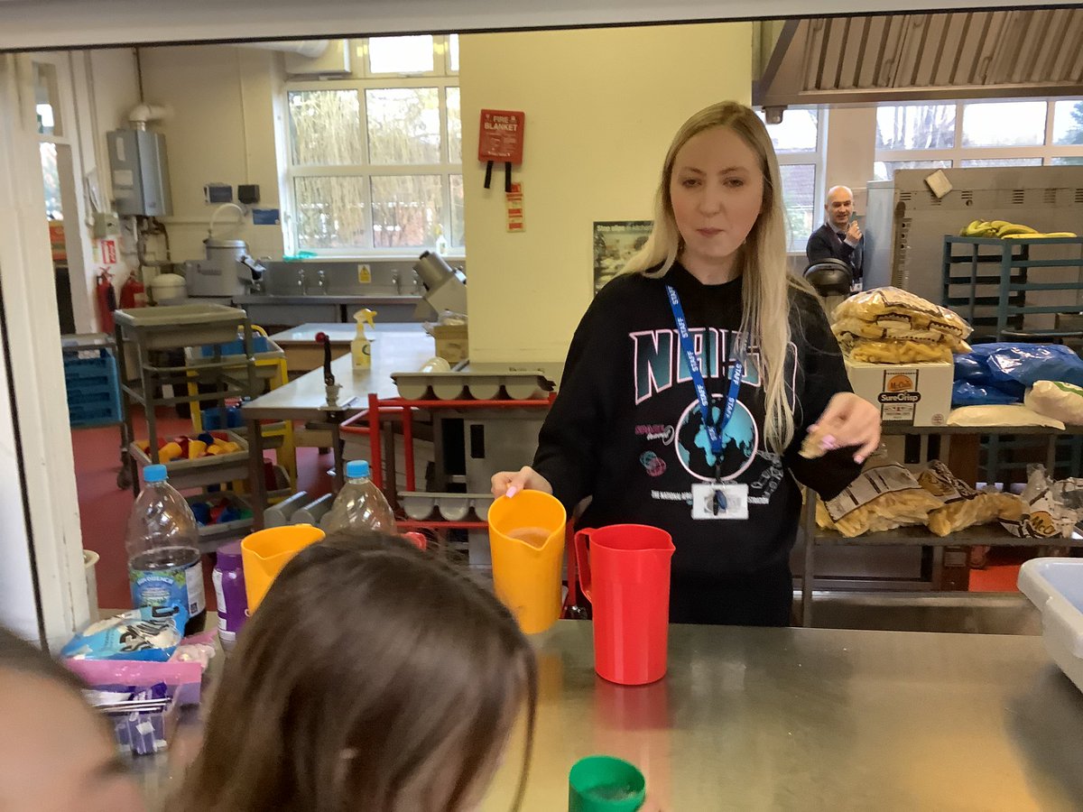 HollyfieldPri's tweet image. And plenty of staff to help with breakfast too. #brilliantstaff #teamHollyfield