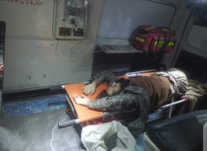 jaagoNews24's tweet photo. میانوالی:
 کالا باغ میں دہشتگردوں کا کاؤنٹر ٹیرارزم ڈیپارٹمنٹ (سی ٹی ڈی) کی ٹیم پر حملہ، کالا باغ میں 20 منٹ تک دہشتگردوں سے فائرنگ کا تبادلہ ہوا، فائرنگ کے تبادلے میں کالعدم تنظیم تحریک طالبان پاکستان کا کمانڈر حبیب الرحمان ہلاک اور 2 فرار: https://t.co/jqld3IXYVW