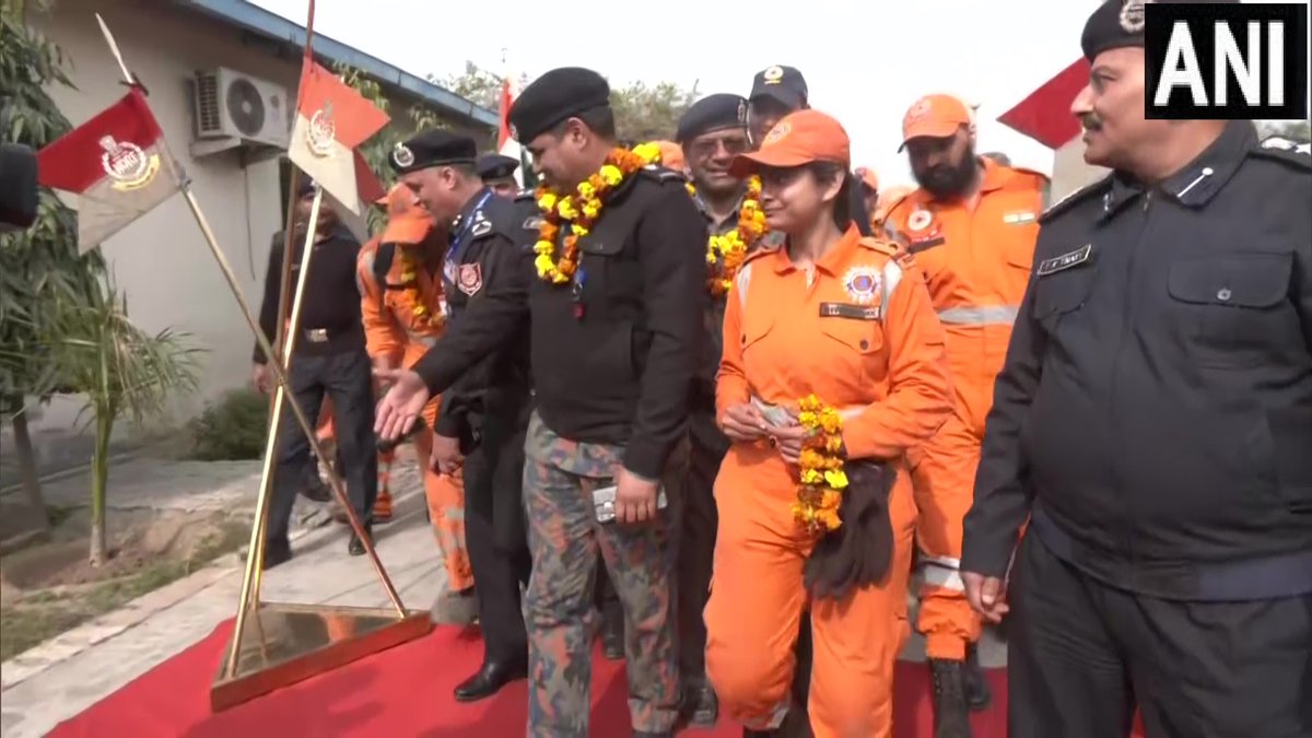 Hindon,Ghaziabad,UP| The 47-member NDRF team, along with the dog squad members R… Hindon,Ghaziabad,UP| The 47-member NDRF team, along with the dog squad members R…