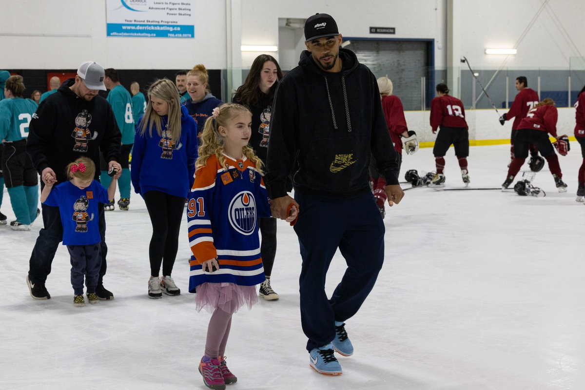 What an incredible opening night! Thank you <a href="/evanderkane/">Evander Kane</a> <a href="/JoaquinGage31/">Joaquin Gage 🇨🇦</a> <a href="/simply_cecily/">Simply Cecily</a> <a href="/ashifmawji/">Ashif Mawji 🇺🇦</a> for coming out and kicking off this amazing weekend for an even better cause! Make sure you buy your <a href="/EdmontonOilers/">Edmonton Oilers</a> 50/50 tickets tonight! #4Ben