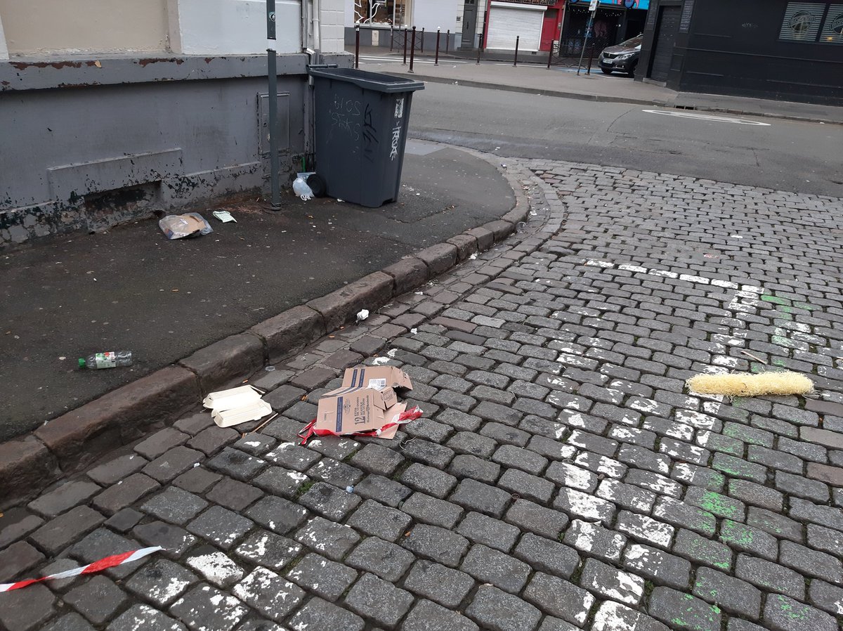 DechetsLille's tweet photo. Je voudrais bien qu'on m'explique quelle est la raison de cet étalage quotidien de #déchets quartier Massena ? Qui dégrade le cadre de vie des riverains et leurs efforts de tri ? Qui dégrade l'environnement ? Comment les sanctionner ? @MartineAubry @prefet59 @ArnaudTaisne https://t.co/iUphsMFw8D