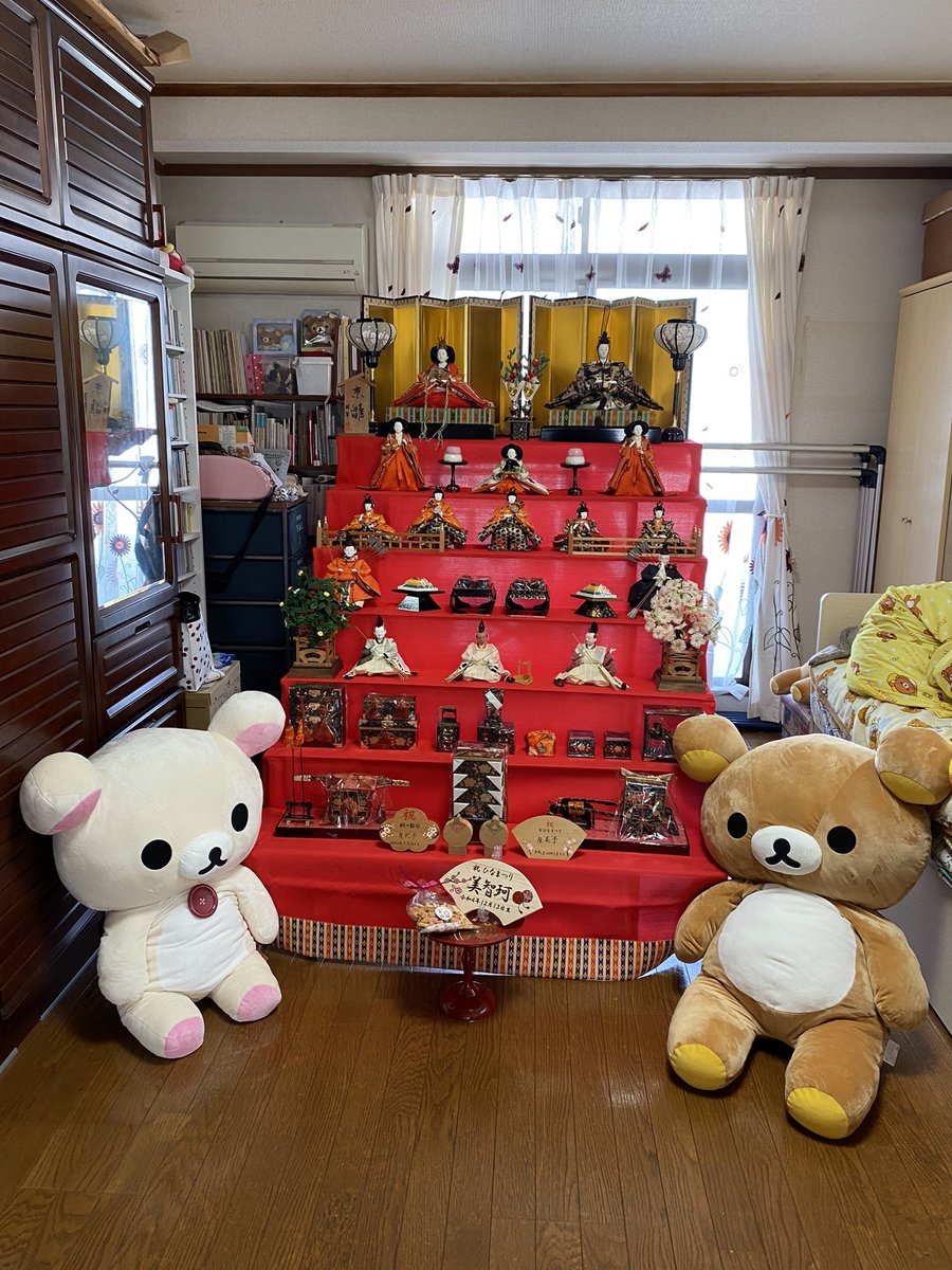 10Ymk's tweet image. サメとリラックマたちがそれぞれ記念撮影✨

娘の名前札も届いて3人分の名前札を並べてみる🤣

姉（昭和生まれ）
私（平成生まれ）
娘（令和生まれ）

#ikeashark
#IKEAのサメ
#桃の節句
#ひなまつり