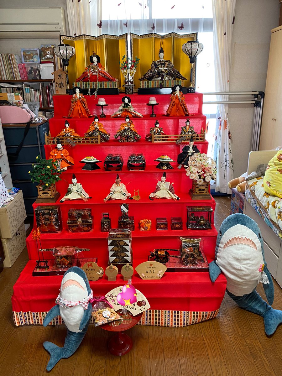 10Ymk's tweet image. サメとリラックマたちがそれぞれ記念撮影✨

娘の名前札も届いて3人分の名前札を並べてみる🤣

姉（昭和生まれ）
私（平成生まれ）
娘（令和生まれ）

#ikeashark
#IKEAのサメ
#桃の節句
#ひなまつり