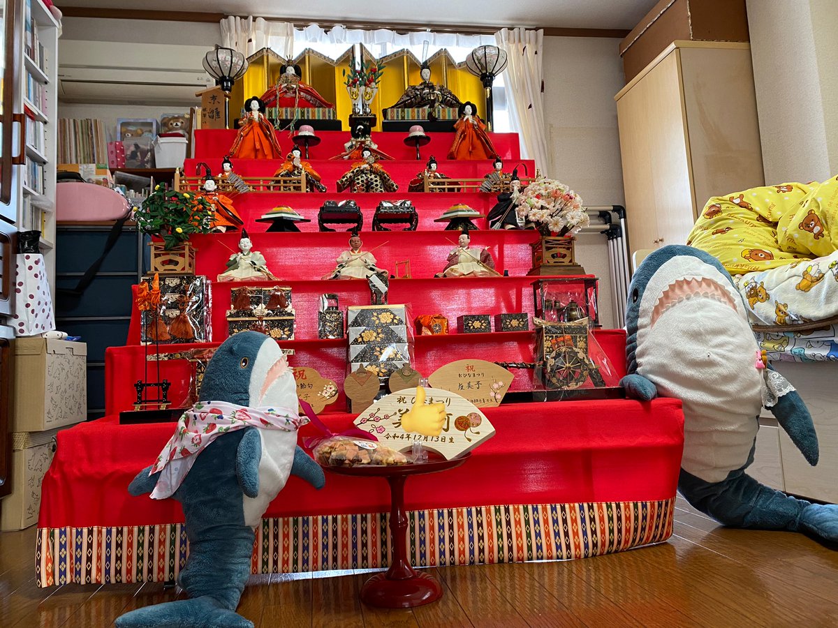 10Ymk's tweet image. サメとリラックマたちがそれぞれ記念撮影✨

娘の名前札も届いて3人分の名前札を並べてみる🤣

姉（昭和生まれ）
私（平成生まれ）
娘（令和生まれ）

#ikeashark
#IKEAのサメ
#桃の節句
#ひなまつり