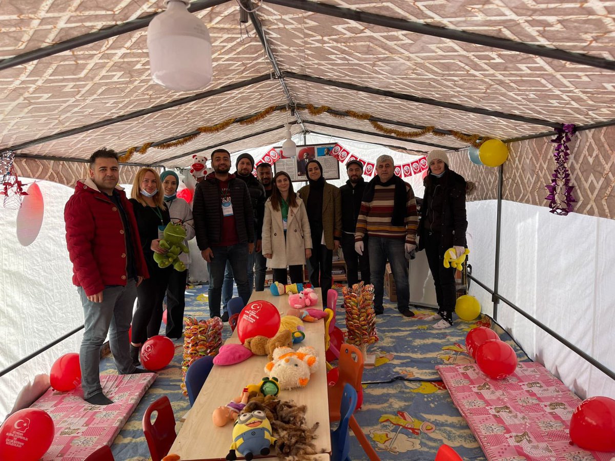 nevzatcicek's tweet photo. Adıyaman’a şuan en çok ihtiyaç duyduğumuz alanlar
Her çadırkentin yanında her konteynırkentin yanında muhakkak olmalı dediğimiz
Depremin ilk günü Siverek olmasaydı gerçek Adıyaman yanmıştı https://t.co/fpRDajxD42