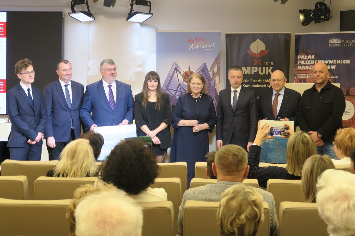 SejmikMaz's tweet photo. Wczoraj odbył się koncert fortepianowy dedykowany żołnierzom weteranom misji zagranicznych i ich rodzinom, zorganizowany przez fundację „Nikt nie zostaje”. Patronat nad koncertem objął przewodniczący Sejmiku Województwa Mazowieckiego Ludwik Rakowski.

#weterani #Mazowsze https://t.co/UjMeALzKl6