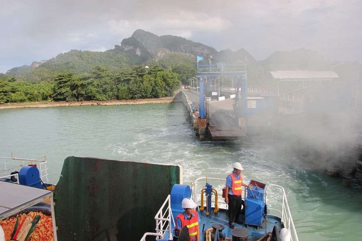 _TravelingAsia's tweet photo. Amazing Thailand: Car Ferry in Thailand ⚓️ #TravelingThailand https://t.co/ZMVY7ryUiZ