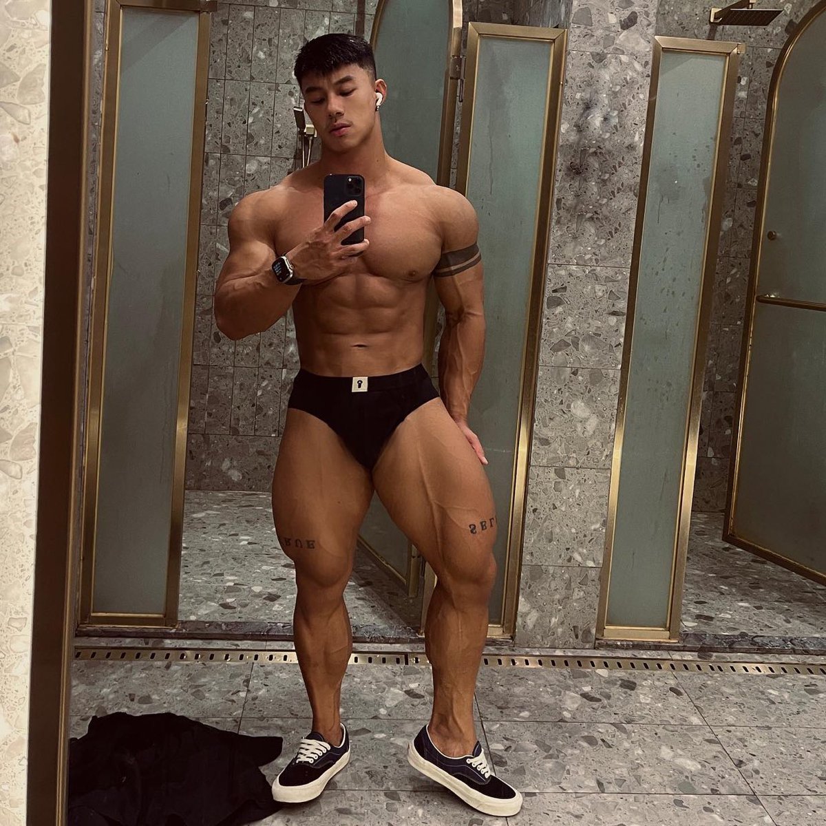 MuscleSF's tweet photo. Hunky beauty muscle perfection Evan Wuzihao. https://t.co/23F1FB3I8y