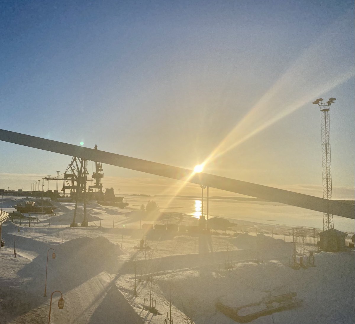 Jari1362's tweet photo. Beautiful winter morning in Luleå harbour. #ndptl #northerndimension #malmportenluleå https://t.co/PnYYbUpVea