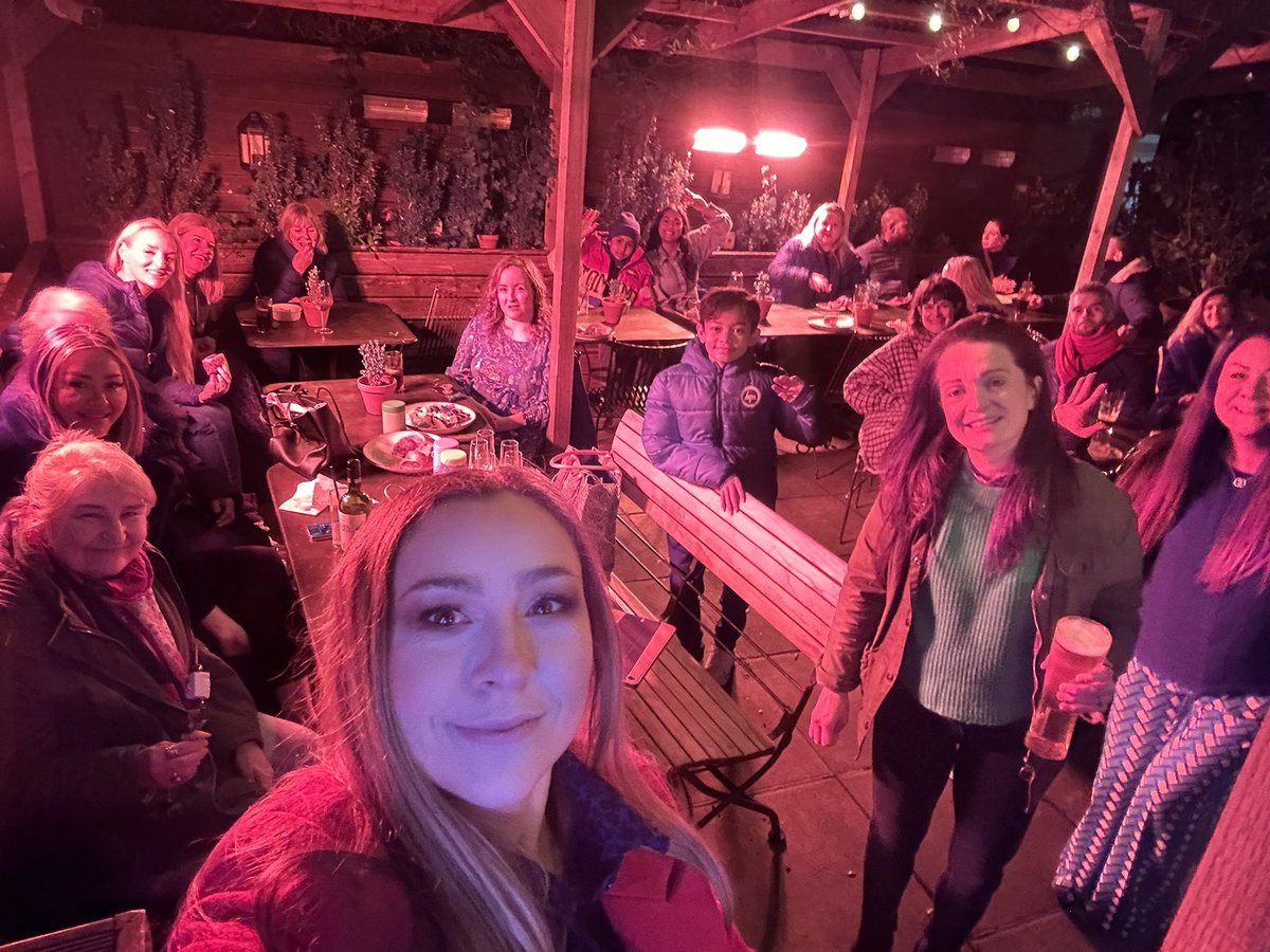 We make up a kick-ass friendship trio- 
Finally in the same room together 🐉
Helen (easytots) 2021 
Hannah (@ToddleBornWild) 2022 
Me! (<a href="/kiddiwhizz/">Zoe Chapman | Whizzer</a>) 2023 
Backed by
<a href="/SaraDaviesCC/">Sara Davies</a> <a href="/StevenBartlett/">Steven Bartlett</a> <a href="/DeborahMeaden/">Deborah Meaden 🇺🇦</a>