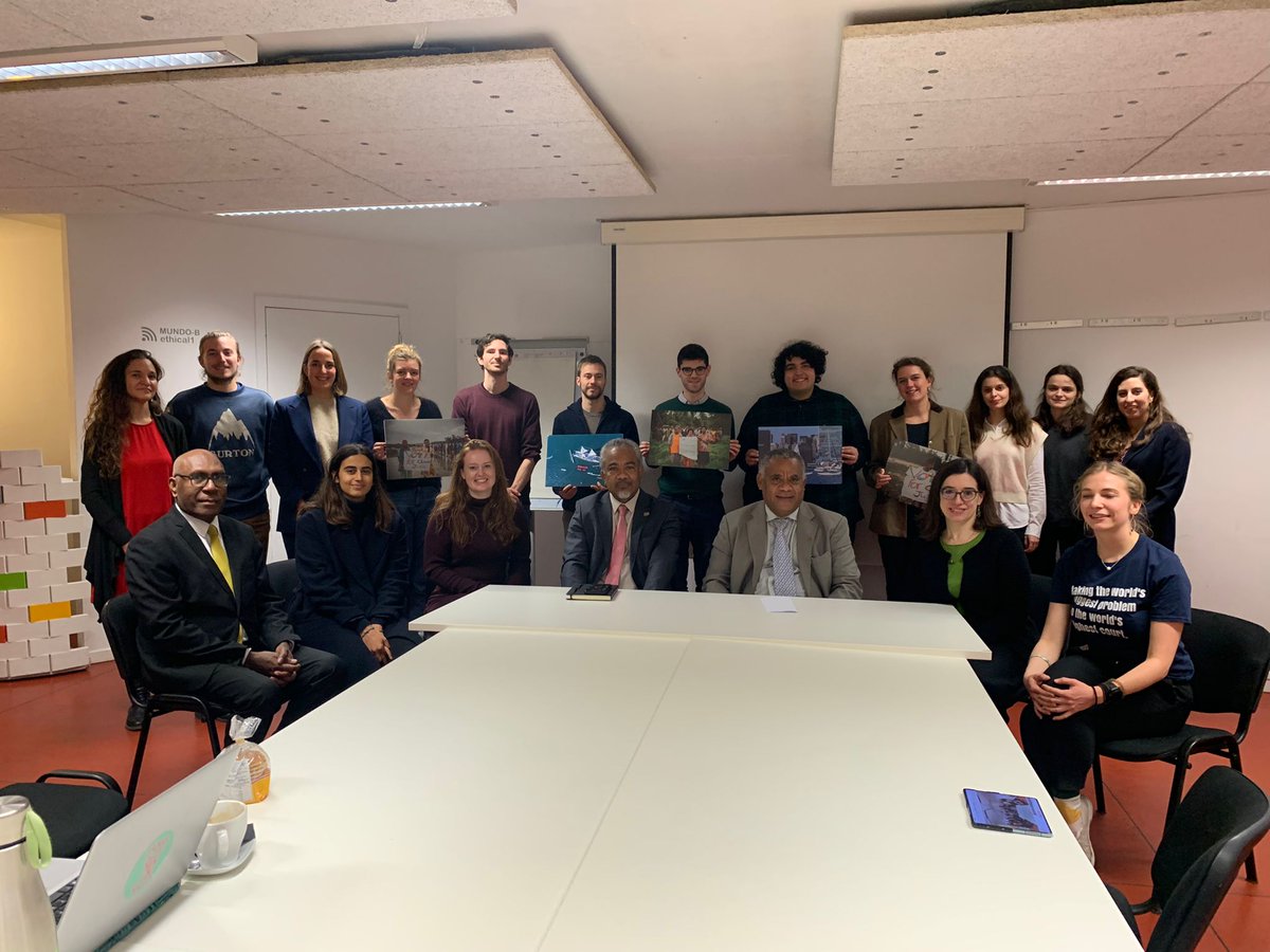 🌍Great to meet Vanuatu's Foreign Affairs Minister Jotham Napat, to discuss how to ensure a strong vote at the #UN GA in March on the #ICJAO

🔥Civil society is commited to push the #EU forward to make #ClimateJustice a legal reality

👊Wanna help? climatenetwork.org/2022/12/15/org…