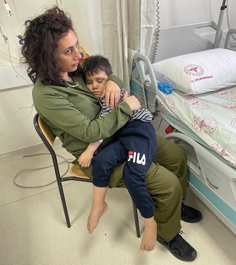 HaberReport's tweet photo. İsrailli Yosefit, ekibi İsrail'e dönmesine rağmen, Aras'ı yalnız bırakmadı ve her gece Aras'ı kucağında uyutuyor. https://t.co/mqDOLzuaxk