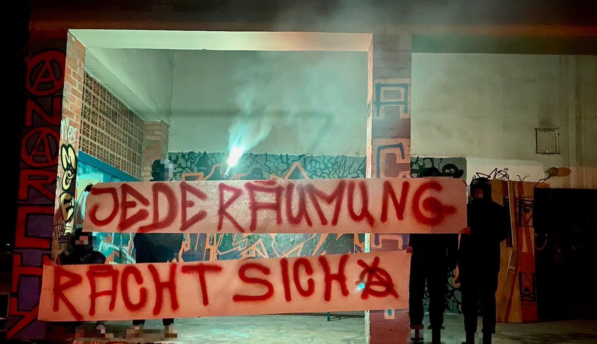 +++Räumung im Heibo+++ 
Klimaschutz braucht Revolution, die Grüne Partei wählen ist dafür keine Option. Am 16.02.2023 wurde der Heibo geräumt, um den Wald vor Ort zu roden und den Kies abbauen zu können.
1/2