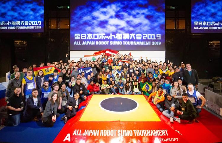RobotSUMO's tweet photo. 富士ソフト株式会社の創業者、ロボット相撲大会の創設者の野澤取締役相談役が3月にて退任となります。退任にあたり、ロボット相撲選手・関係者の皆様よりお伝えしたい想い、メッセージをお寄せください。
締め切り：2月24日（金）17：00時まで
https://t.co/fmimSgHOnp https://t.co/h3TvRwgwWQ