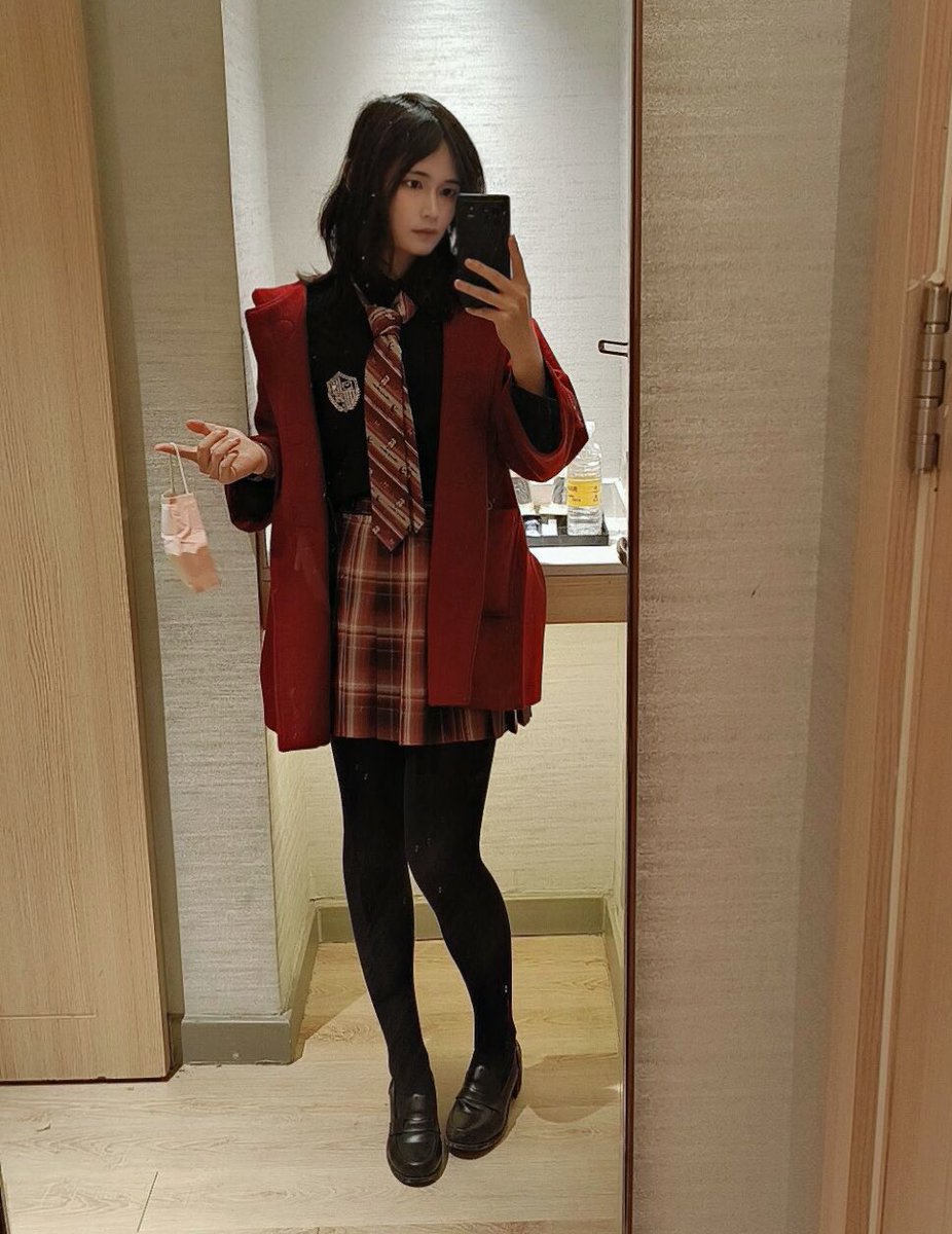 最近发现，年纪越大越喜欢这种花花绿绿的小裙子。