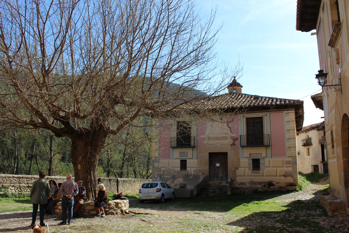 EmmaZafon's tweet photo. M'acaben de dir una cosa molt trista. Sinforosa i Martín ja no viuen en La Estrella. Han deixat el poble perquè necessiten cures. 
La foto és de la Pasqua del 2021, en dies aixina molta gent anava a vore'ls i ells eixien de casa per a xarrar. Espere que estiguen bé. https://t.co/2i4kWvzcT6