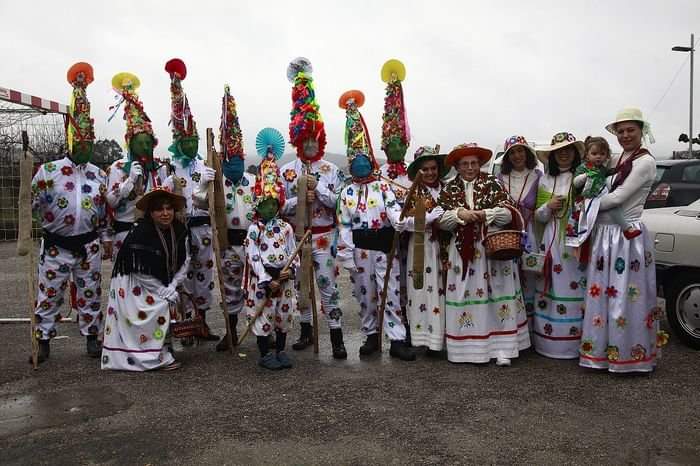 O Entroido de Santa María de Mugares

A comezos deste século a Asociación de Mulleres Rurais Amencer, recuperou a entroidada desta parroquia. Analizamos nesta entada as carecterísticas desta festividade tan senlleira do concello de #Toén.

Segue ⬇️⬇️⬇️