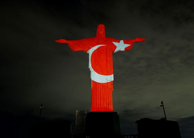 pusholder's tweet photo. Brezilya'da bulunan Kurtarıcı İsa heykeli, depremde hayatını kaybedenlerin anısına Türk bayrağıyla aydınlatıldı. https://t.co/vFCPu62SHm