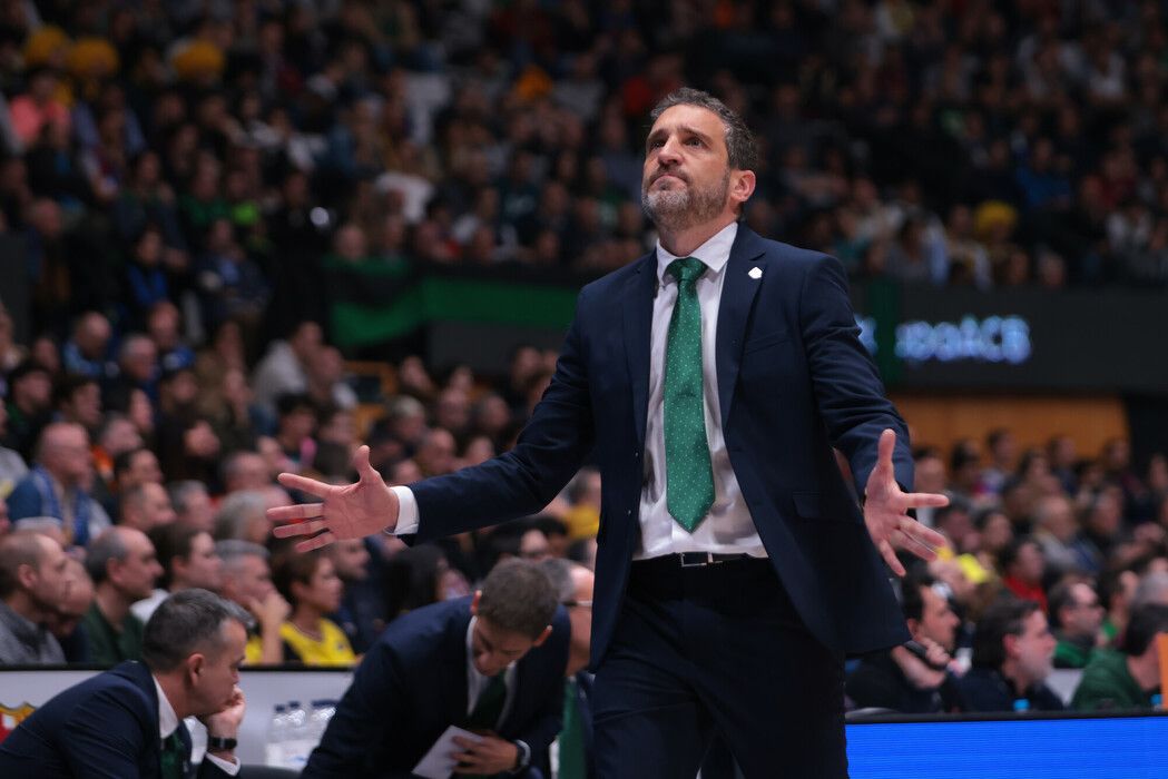 Marc__Castillo's tweet image. Un tipo y su pizarra.

El @unicajaCB de Ibon Navarro se impulsó en la pizarra de su técnico para tumbar al campeón.

Y sí, vamos a hablar de su ya famoso sistema y las "33" variantes.

🧵 Os cuento:
