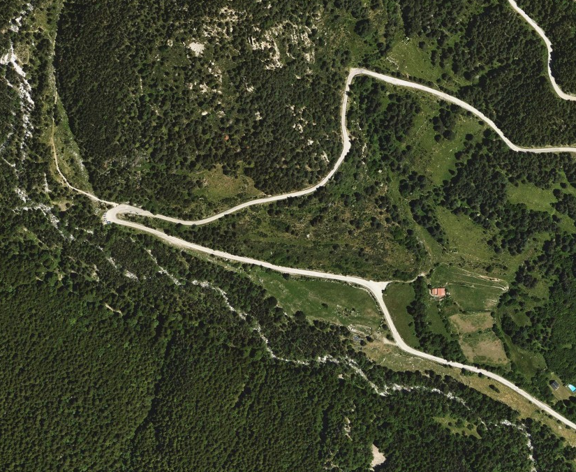 gerardfelium's tweet photo. M'agrada l'esquí i trobo que això no té ni cap ni peus. La vall ja està prou alterada pels 25.000 m2 d'aparcaments de l'estació, i ara ens carregarem una zona poc alterada per fer-hi els aparcaments del telecabina? On els posarem, damunt el Ter? https://t.co/U8V7r0llwJ