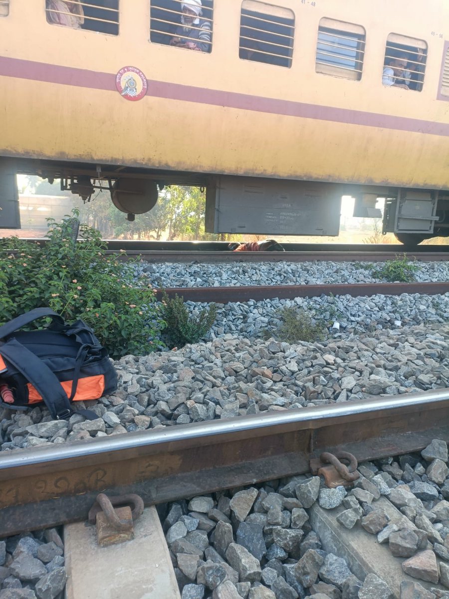 AIRTUINDIA's tweet photo. @PMOIndia
@AshwiniVaishnaw
@IR_CRB
With due respt to @GMSWR &amp; @drmubl of SWR.UBL,It is very sad to hear the news of Run over to Keyman In your Zone,I would rspt your self rspt his body with a national🇮🇳flag also what rspt we are giving when a death soldier of India @SWRRLY @ilo https://t.co/5RQhF3jA3y