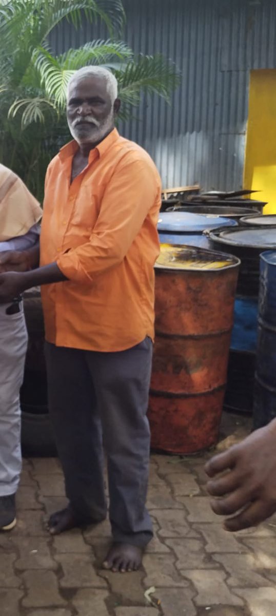 AIRTUINDIA's tweet photo. @PMOIndia
@AshwiniVaishnaw
@IR_CRB
With due respt to @GMSWR &amp; @drmubl of SWR.UBL,It is very sad to hear the news of Run over to Keyman In your Zone,I would rspt your self rspt his body with a national🇮🇳flag also what rspt we are giving when a death soldier of India @SWRRLY @ilo https://t.co/5RQhF3jA3y