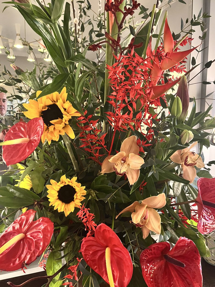 PotgieterFrits's tweet photo. As the days get brighter so do our lobby flower displays! @MontenotteH #montenottemoments #flowerdisplays #flowers #freshflowers https://t.co/NNY2RbPJLR
