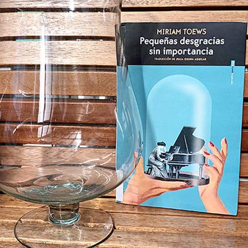 Muy recomendable. Pequeñas desgracias sin importancia de Míriam Toews #Reseña cruzromon.com/pequenas-desgr… <a href="/EdSextoPiso/">Editorial Sexto Piso</a>