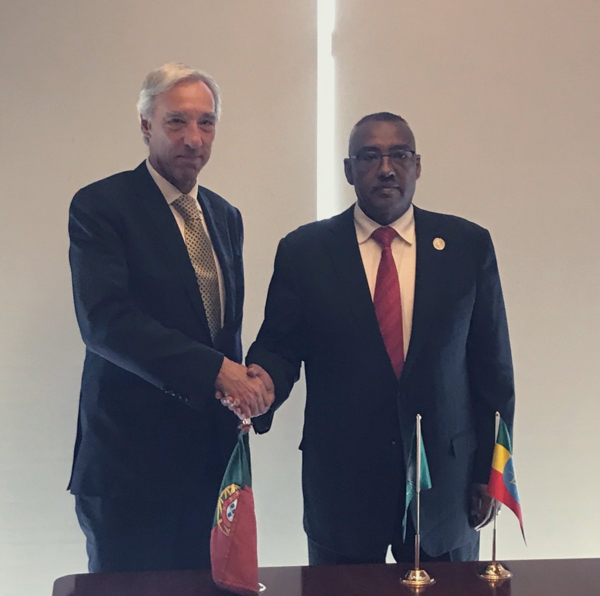 À margem do Conselho Executivo da União Africana, o MNE @JoaoCravinho reuniu-se com o homólogo etíope @DemekeHasen. Os últimos desenvolvimentos do processo de Paz, o potencial dos laços históricos que unem 🇵🇹🇪🇹 e as perspetivas na relação com a UE foram os temas em destaque.