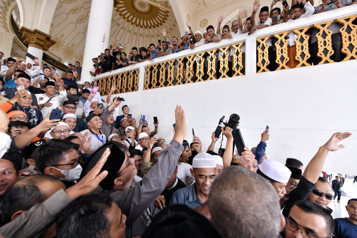 Alhamdulillah, senang sekali dapat bersilaturahmi dan bersujud bersama masyarakat Kalimantan Barat di masjid bersejarah, Masjid Raya Mujahidin, Pontianak. 

#AniesBaswedan #JumatBerkah #masjidraya #Pontianak #KalimantanBarat #UntukIndonesia