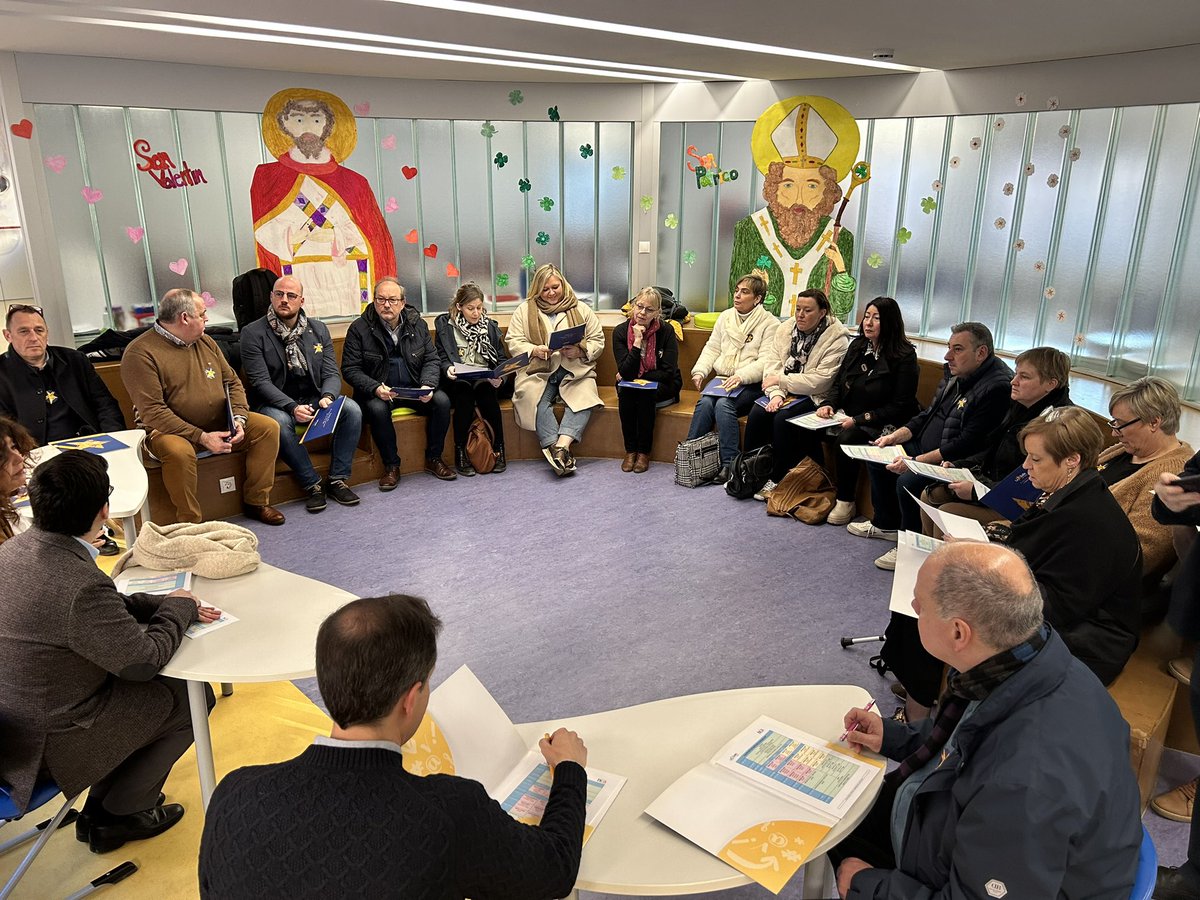 sallesanrafael's tweet photo. Una delegación de directores belgas ha venido a conocer el modelo pedagógico #NCALaSalle en nuestro colegio.
#SomosLaSalle, siempre a la #vanguardia de la #educación
La importancia de trabajar en red para crecer y crear sinergias #JuntosMejor https://t.co/zV7LtNDFav