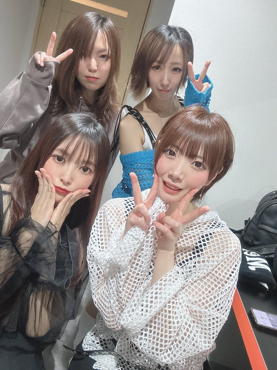 Misaaa0622's tweet photo. 02.16心斎橋クラッパーお疲れ様でした♡
久々に4人そろったね♡
トラブル有りでプチパニックでしたが皆様のおかげでなんとか乗り切る事が出来ました😢曲数少なくなったし申し訳ない気持ちと反省点でいっぱいだけどまたいつかリベンジさせていただきます！！
みなさんいつも有難う♡♡ https://t.co/Xv53tbM69z