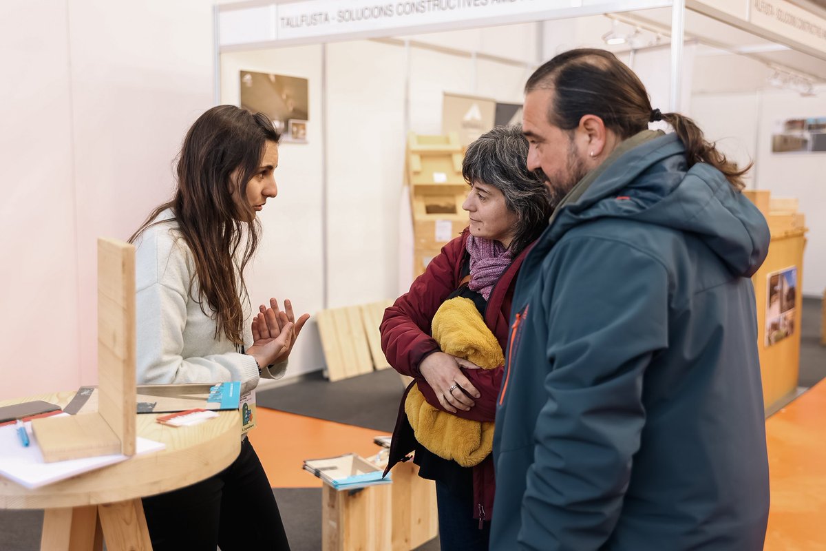 fecsvic's tweet photo. 🟢 Segon dia de @fecsvic
Avui: jornades tècniques de construcció amb terra, biomassa, geotèrmia i fusta constructiva. També, tallers, exposicions i una gran àrea d’exposició comercial.
👉🏼 Consulta el programa a https://t.co/tn8f9vJ4ac
#fecs #fevsvic #bioconstruccio https://t.co/Joq9f9W3SM