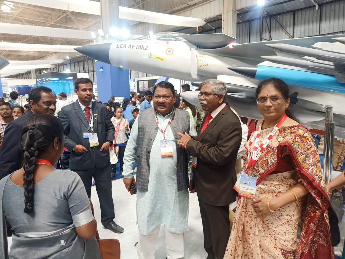 #DRDOUpdates | Hon’ble Member of Parliament Shri Jual Oram, Chairperson Standing Committee on Defence (SCoD) visited DRDO Pavilion during #AeroIndia2023 and took keen interest in DRDO developed technologies and products.
@DefenceMinIndia 
@jualoram 
@SpokespersonMoD