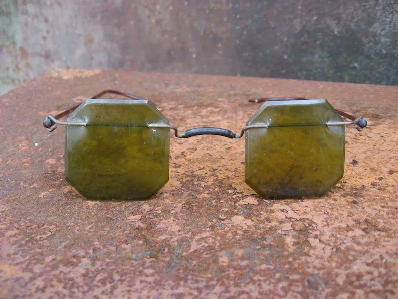 PumpjackP's tweet image. 1910 RARE ANTIQUE SUNGLASSES With Unusual Flip up Celluloid Lenses - Etsy France buff.ly/3Islfa2 #PumpjackPiddlewick #antiques #antiqueshop #steampunk #antiqueglasses #darkacademia #Edwardian #oneofakind #giftforhim #anniversaryhusband #collector #CollectorsAtHeart