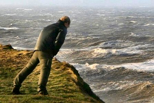Tåge og regn ☔️ i formiddag. I eftermiddag kommer blæsten 🌬️fra stormen Otto. Så vær opmærksom 😉og giv dig god tid, hvis du skal ud. Følg #Otto og dit vejr på dmi.dk
