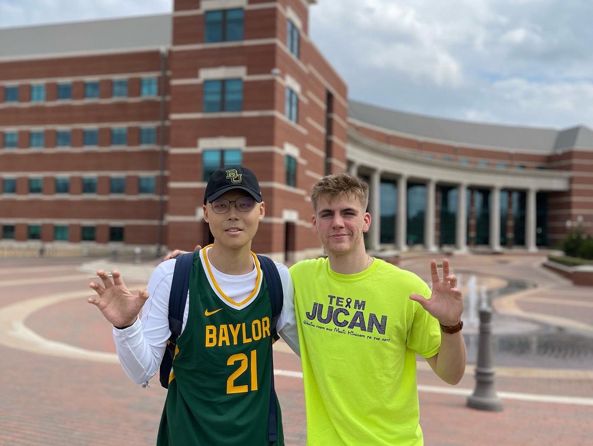 JuCanFoundation's tweet photo. We lost our #JuCan friend Hengyi (18) today after a long battle with Sarcoma. He came from China to be treated at MD Anderson Children’s Cancer Hospital. He was kindhearted and brought so much love and light to this world. Our prayers/love to his mother and family. 🙏🏻❤️ #JuCan https://t.co/sfGbzgJBaA