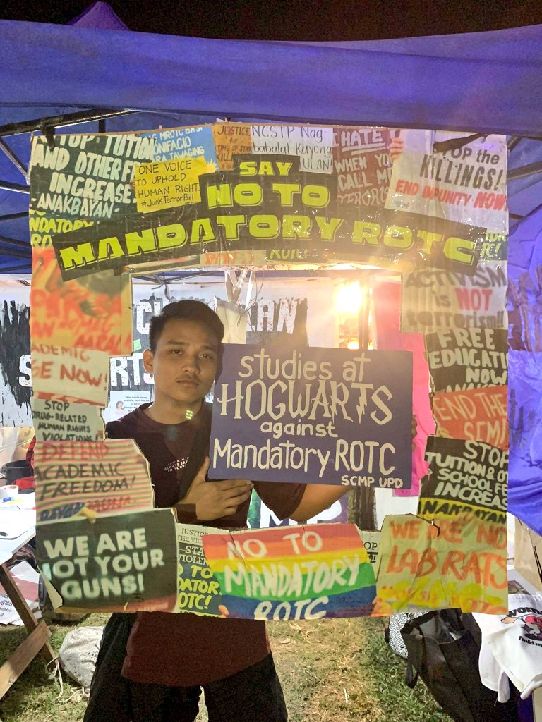 scmp_upd's tweet photo. 'DAY, MENTION natin sa kinauukulan:
No to Mandatory ROTC!
Yes to Academic Freedom!
Sa #UPFair2023 DIMENSIONS, tampok ang mga estudyante mula sa UP at iba pang pamantasan sa pagpapatampok ng ating panawagan: NO TO MANDATORY ROTC!
#KaisaKaSaMusika
#NoToMandatoryROTC
#JoinSCMPUPD https://t.co/OxVNkS9cnj
