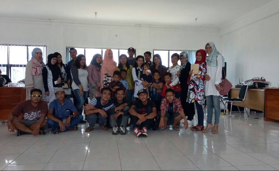 06Peje's tweet photo. Pendinginan timeline....tebak aku yg mana??? Sebagian besar mereka sudah jadi bapak dan ibu sedangkan aku waktu itu masih sendiri....
#Tambakrejo 2017
#ReuniSmp https://t.co/KaQJoVIG71