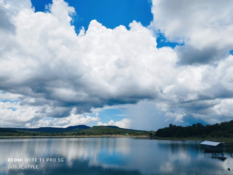 XiaomiThailand's tweet image. Redmi Note 11 Pro 5G กับกล้องหลัก 108 ล้านพิกเซล พาไปเที่ยวที่อ่างเก็บน้ำภูเพ็ก จ.สกลนคร โดยคุณ @Godji_style 

ตามไปดูกันเต็มๆที่👇
new.c.mi.com/th/post/12842

🛒ช้อปเลย
Shopee: bit.ly/3fXJnCr
LZD: bit.ly/33N7hhN

#RedmiNote11Series #RisetoTheChallenge #108MPCamera