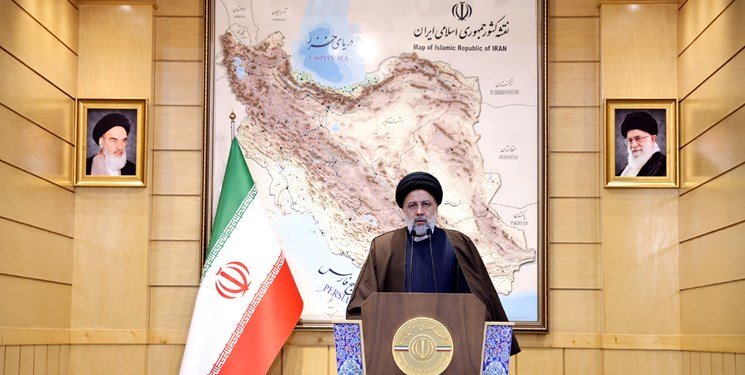 وقف #ابراهيم_رئيسي أمام خريطة
 إيران، مع وصف "الخليج_الفارسي"
 بشكل بارز؟ ربما ردا او إشارة على
بيان...