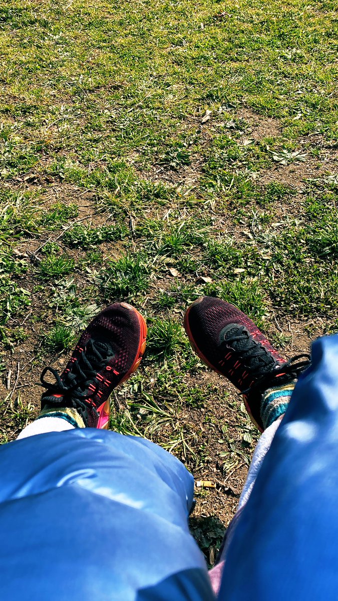 お気に入りのスニーカーで
お散歩に来た

1万歩歩いたら体重減ったので
今日も歩こうかなっておもったの

思っただけ https://t.co/EkqtQQgcaJ