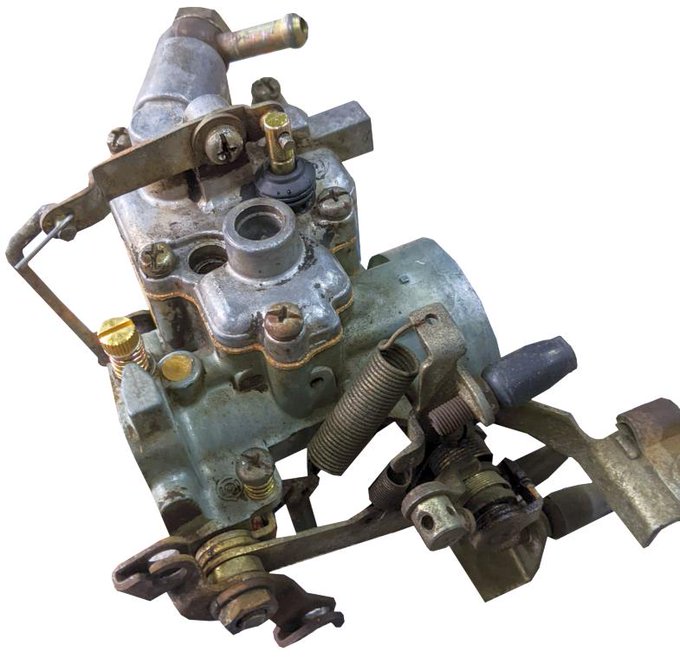 ジェットやニードル類を全部新品に交換したので
今までより燃料が濃くなってる様です
交換前のつもりで暖機中ずっとチョーク半分引いてると
オーバーチョークになってエンジン停まってシ・ヌ
始動時のみチョーク全部引いてかかったら即全部戻して
足で回転あげてないとだめみたい(今の季節は) 