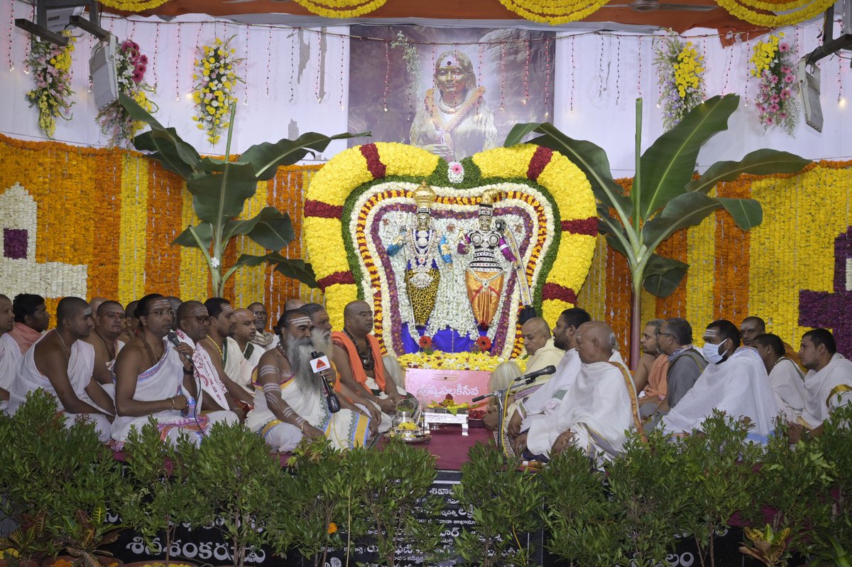 sbmsdevasthanam's tweet photo. Pushpa Pallaki Seva
#srisailamahakshetram  #mahashivratri2023 #shivratri2023 #shivratri #worshipfromhome #mallikarjuna #mallikarjunaswamy #bhramarambadevi #shivaparvati #srisailamtemple #srisailamonline #srisailam #jyotirling #shakthipeetam #shiva #12jyotirling #18shaktipeethas https://t.co/UzSOCoV5Hl