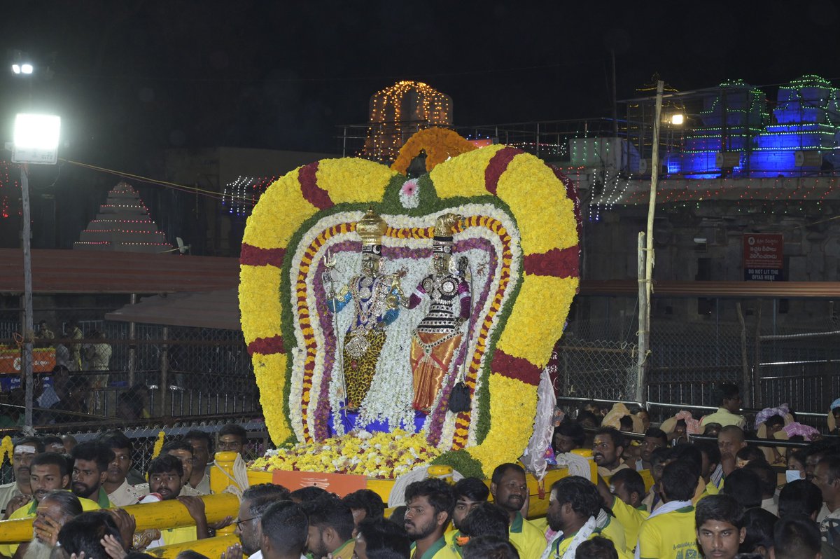 sbmsdevasthanam's tweet photo. Pushpa Pallaki Seva
#srisailamahakshetram  #mahashivratri2023 #shivratri2023 #shivratri #worshipfromhome #mallikarjuna #mallikarjunaswamy #bhramarambadevi #shivaparvati #srisailamtemple #srisailamonline #srisailam #jyotirling #shakthipeetam #shiva #12jyotirling #18shaktipeethas https://t.co/fABKkH01g5
