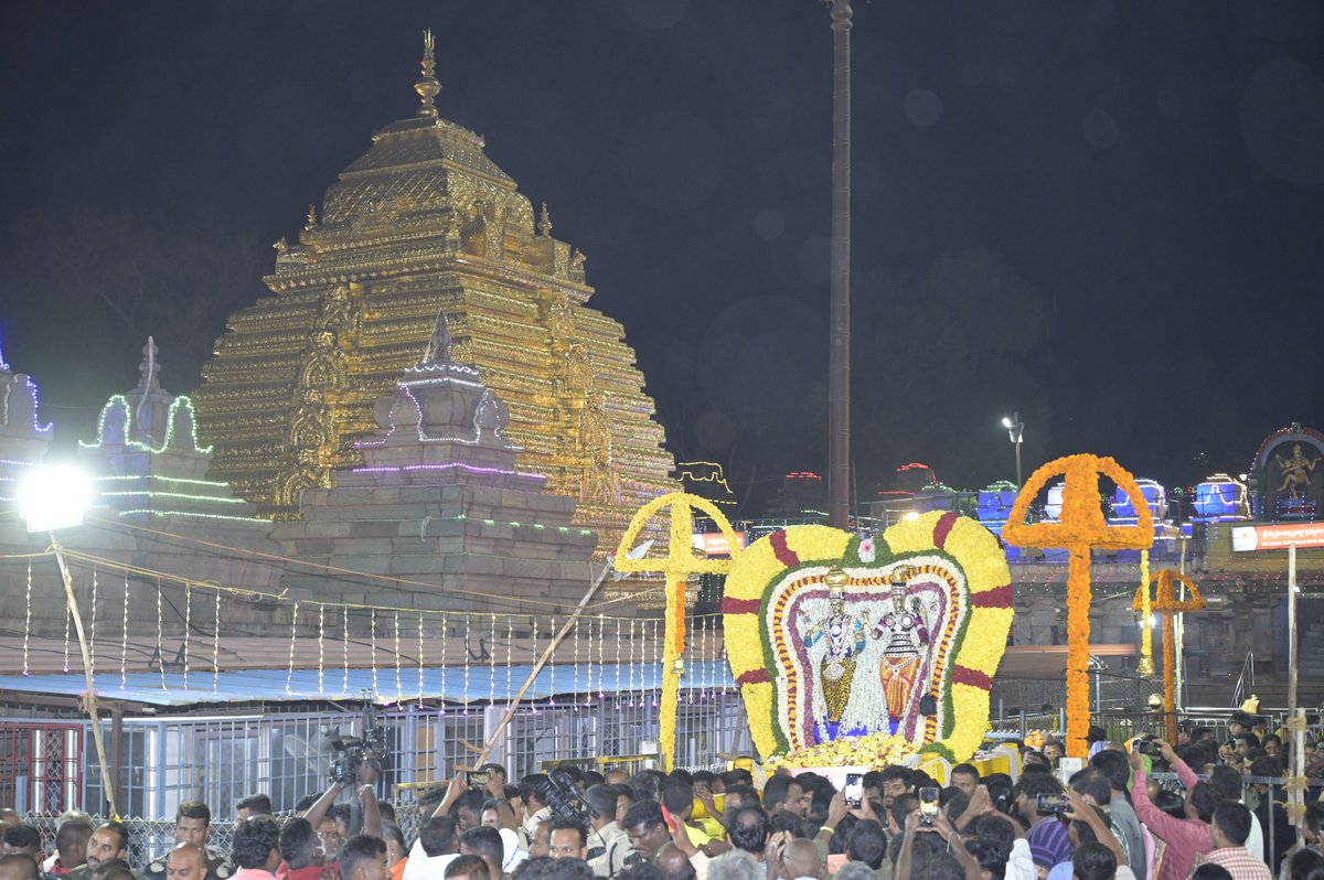 sbmsdevasthanam's tweet photo. Pushpa Pallaki Seva
#srisailamahakshetram  #mahashivratri2023 #shivratri2023 #shivratri #worshipfromhome #mallikarjuna #mallikarjunaswamy #bhramarambadevi #shivaparvati #srisailamtemple #srisailamonline #srisailam #jyotirling #shakthipeetam #shiva #12jyotirling #18shaktipeethas https://t.co/fABKkH01g5