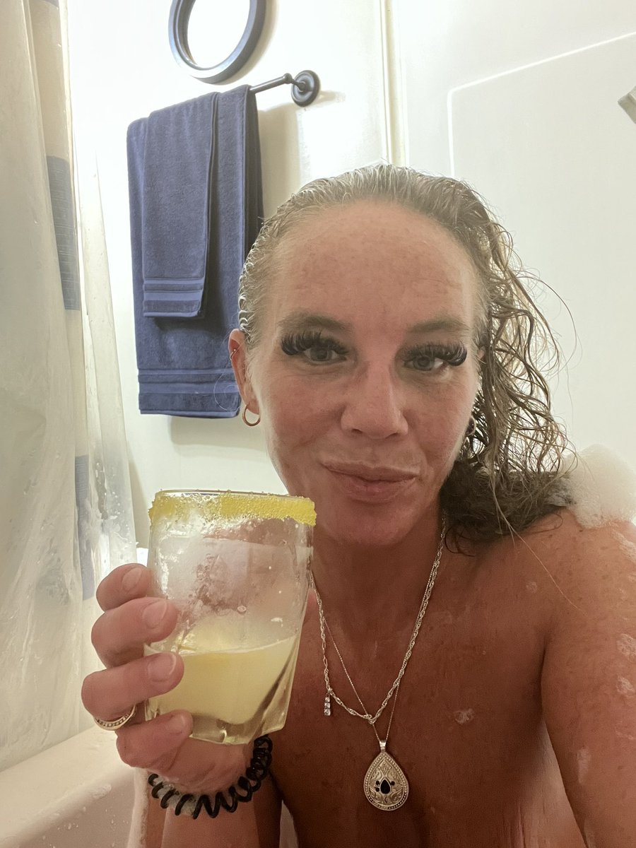 78QueenOfSpades's tweet photo. Relaxing with a lemon drop &amp; tub time. https://t.co/AdADxtl5bX