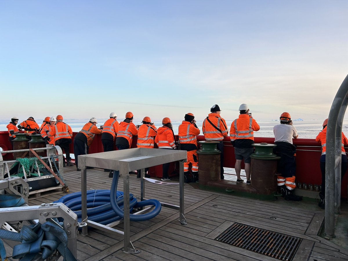 S_Ocean_sof's tweet image. People or whale watching? #RRSSirDavidAttenborough #SDAScience