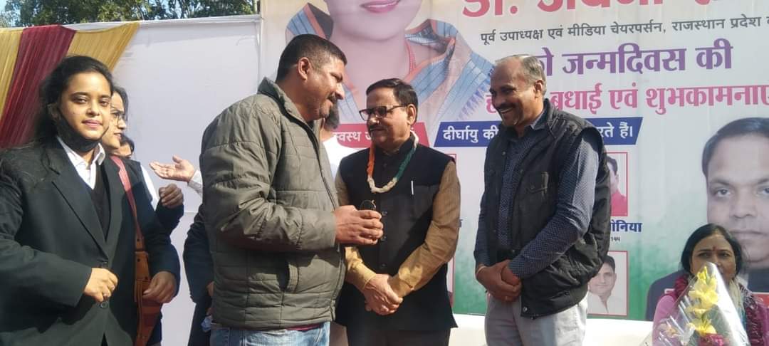 मेरा यही अंदाज ज़माने को खलता है,
कि चिराग हवा के खिलाफ क्यों जलता है... 
#motivational 

<a href="/MK_Shrotriya/">MAHENDRA KUMAR SHROTRIYA</a> <a href="/yash11379/">Mahendra Shrotriya Computer Teacher</a> <a href="/ComputerT_Bmr/">कम्‍प्‍यूटर_शि‍क्षक_संघ_बाडमेर</a> <a href="/ComputerTuter/">ICT Computer Instructor</a> <a href="/aicta2019/">All India Computer Teacher Association</a> <a href="/rctuchittor/">पूर्व कम्प्यूटर अनुदेशक संघ चित्तौड़गढ़</a> <a href="/rcssjaipur/">राजस्‍थान कम्‍प्‍यूटर शि‍क्षक संघ</a> <a href="/rcssjodhpur/">कम्‍प्‍यूटर शि‍क्षक संघ जोधपुर</a> <a href="/RCSS_JJN/">पूर्व कंप्यूटर अनुदेशक संघ - झुंझुनूं (ICT)</a> <a href="/ICT_SP/">'राजस्थानी'</a> <a href="/ct_jjn/">चित्रांगदा राजस्थानी</a> <a href="/ChainSi74364125/">Chain Singh Computer teacher</a> <a href="/LPGGoswami/">LAXMAN GOSWAMI BARMER Computer Teacher</a> <a href="/dalusenwar/">Dalu ram</a>